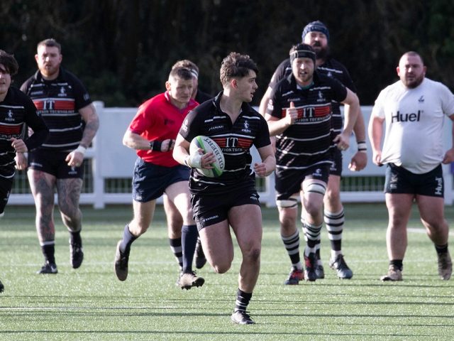 Bedford Athletic rugby player running away from a Tring defender